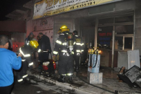 الليلة الماضية - حريق كبير داخل احد المحلات التجارية وسط مدينة اللد